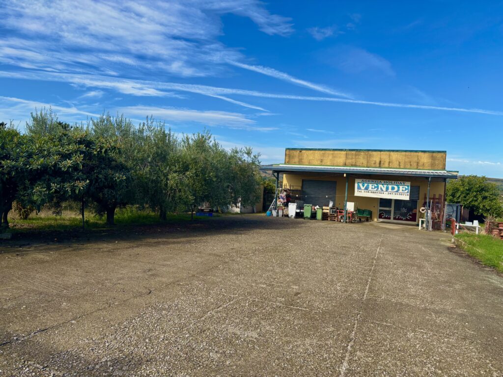 Locale Commerciale San Salvo Locale-magazzino-commerciale-Appartamento-Casa-San-Salvo-affare-investimento-Agenzia-Holiday-Immobiliare